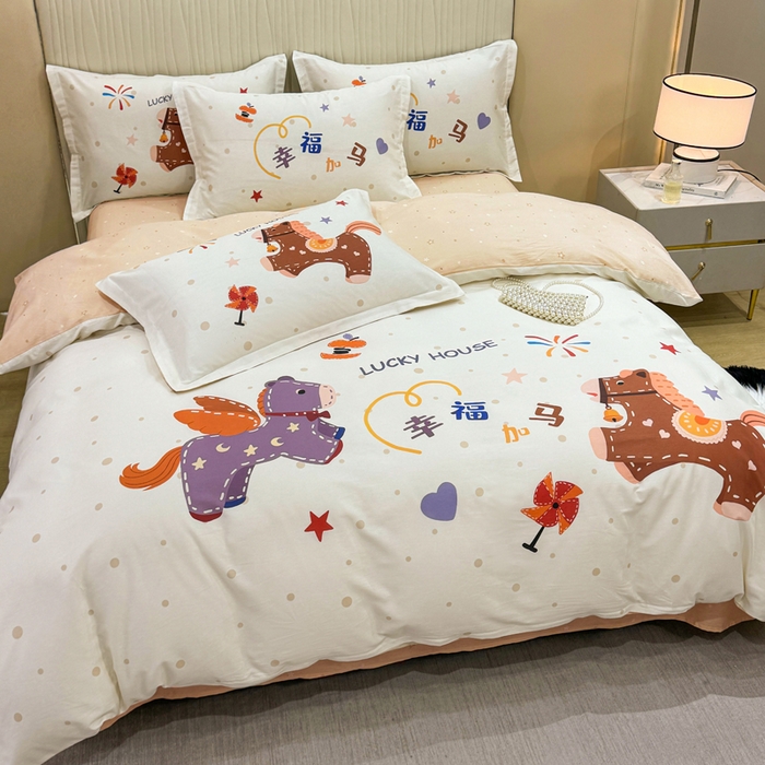 91家纺网 家纺一手货源 找家纺 红日子纺织品 2026新款13070全棉纯棉数码印花大版印花四件套 幸福加马-卡