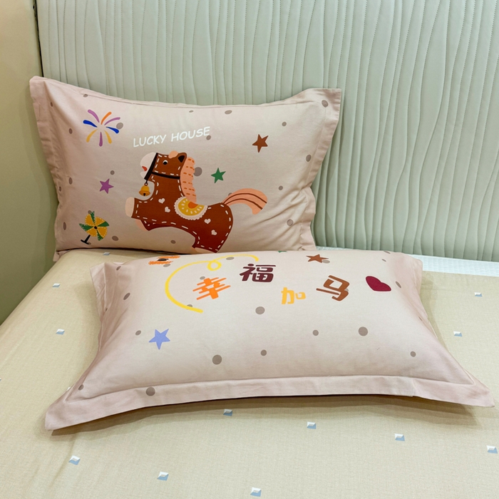 91家纺网 家纺一手货源 找家纺 红日子纺织品 2026新款13070全棉纯棉数码印花大版印花四件套 幸福加马-咖