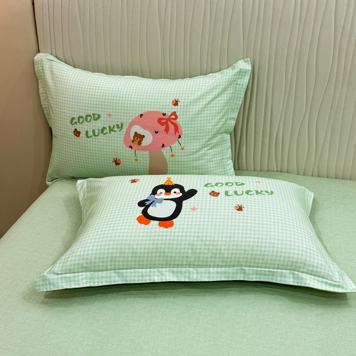 91家纺网 家纺一手货源 找家纺 红日子纺织品 2026新款13070全棉纯棉数码印花大版印花四件套 幸运蓝格-绿