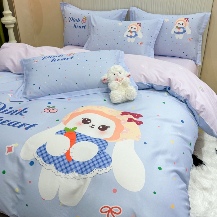 91家纺网 家纺一手货源 找家纺 红日子纺织品 2026新款13070全棉纯棉数码印花大版印花四件套 萌趣小兔-紫