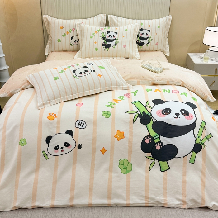 91家纺网 家纺一手货源 找家纺 红日子纺织品 2026新款13070全棉纯棉数码印花大版印花四件套 熊猫抱竹-卡