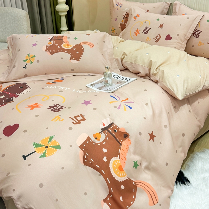 91家纺网 家纺一手货源 找家纺 红日子纺织品 2026新款13070全棉纯棉数码印花大版印花四件套 幸福加马-咖