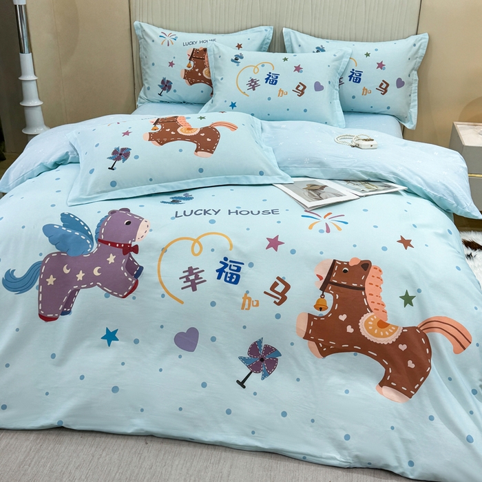 91家纺网 家纺一手货源 找家纺 红日子纺织品 2026新款13070全棉纯棉数码印花大版印花四件套 幸福加马-蓝