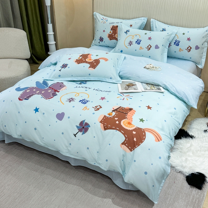 91家纺网 家纺一手货源 找家纺 红日子纺织品 2026新款13070全棉纯棉数码印花大版印花四件套 幸福加马-蓝