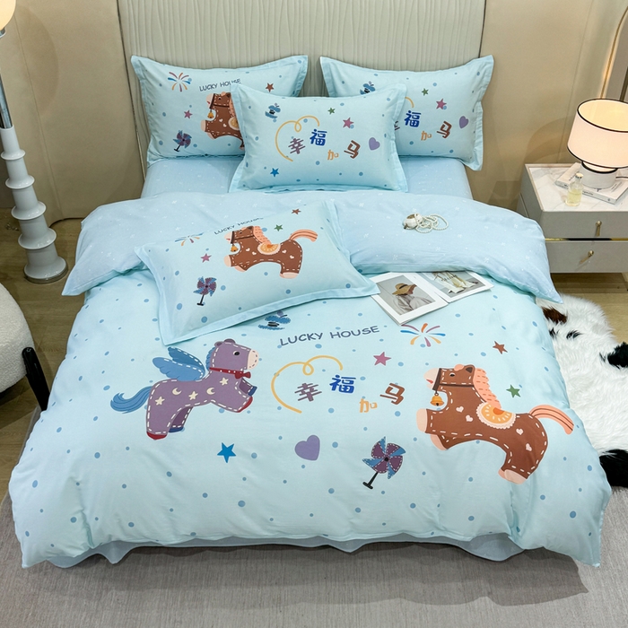 91家纺网 家纺一手货源 找家纺 红日子纺织品 2026新款13070全棉纯棉数码印花大版印花四件套 幸福加马-蓝