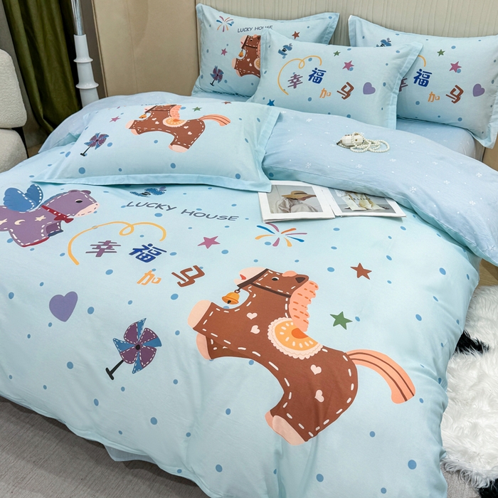 91家纺网 家纺一手货源 找家纺 红日子纺织品 2026新款13070全棉纯棉数码印花大版印花四件套 幸福加马-蓝