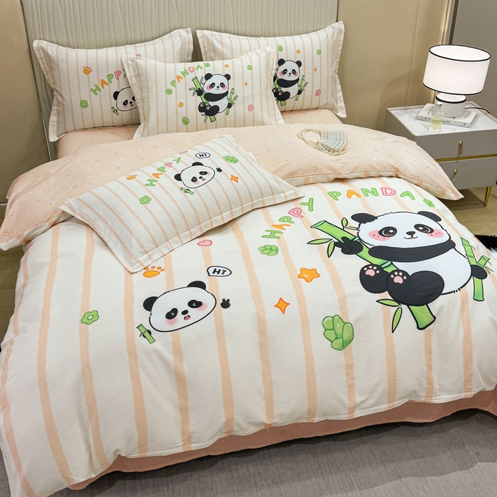 91家纺网 家纺一手货源 找家纺 红日子纺织品 2026新款13070全棉纯棉数码印花大版印花四件套 熊猫抱竹-卡