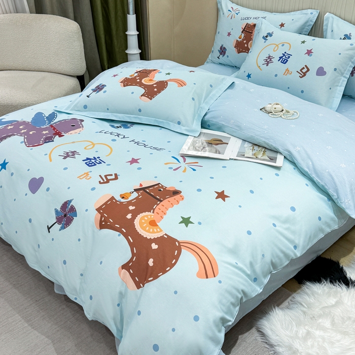 91家纺网 家纺一手货源 找家纺 红日子纺织品 2026新款13070全棉纯棉数码印花大版印花四件套 幸福加马-蓝