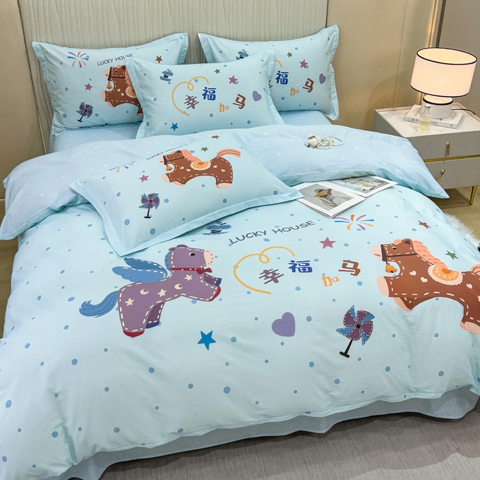 91家纺网 家纺一手货源 找家纺 红日子纺织品 2026新款13070全棉纯棉数码印花大版印花四件套 幸福加马-蓝