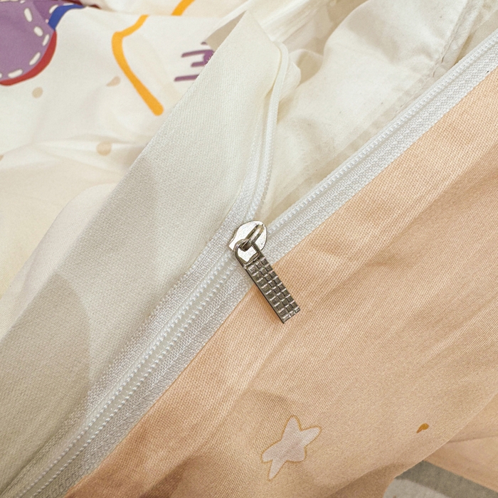 91家纺网 家纺一手货源 找家纺 红日子纺织品 2026新款13070全棉纯棉数码印花大版印花四件套 幸福加马-卡