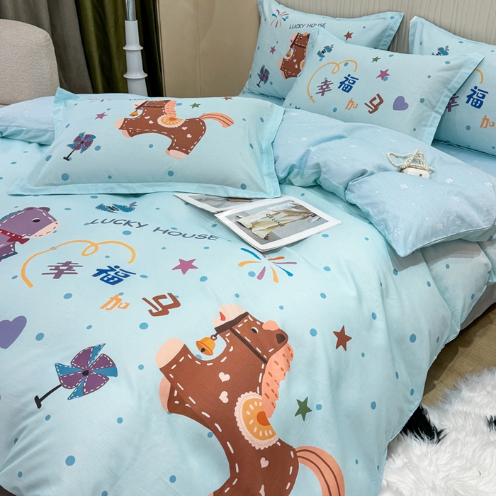 91家纺网 家纺一手货源 找家纺 红日子纺织品 2026新款13070全棉纯棉数码印花大版印花四件套 幸福加马-蓝