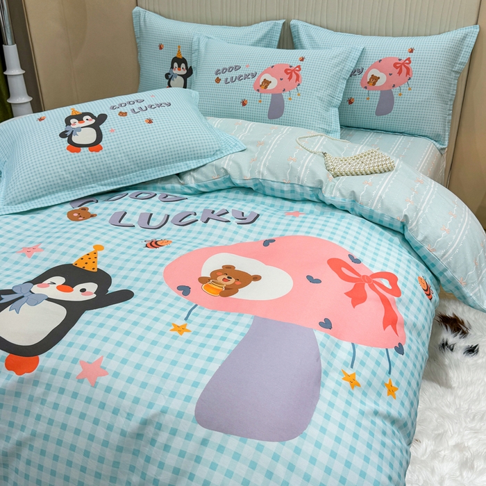 91家纺网 家纺一手货源 找家纺 红日子纺织品 2026新款13070全棉纯棉数码印花大版印花四件套 幸运蓝格-蓝