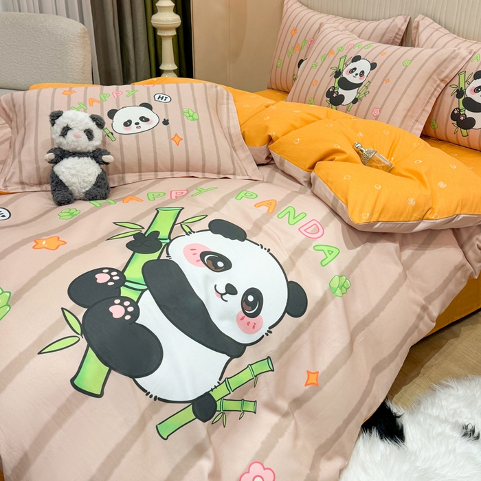 91家纺网 家纺一手货源 找家纺 红日子纺织品 2026新款13070全棉纯棉数码印花大版印花四件套 熊猫抱竹-桔