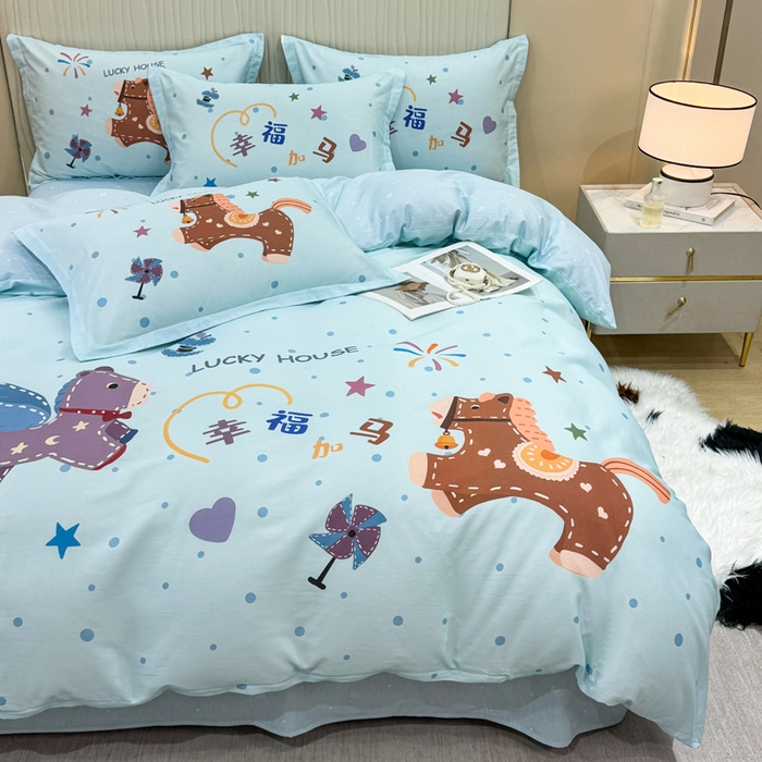 91家纺网 家纺一手货源 找家纺 红日子纺织品 2026新款13070全棉纯棉数码印花大版印花四件套 幸福加马-蓝