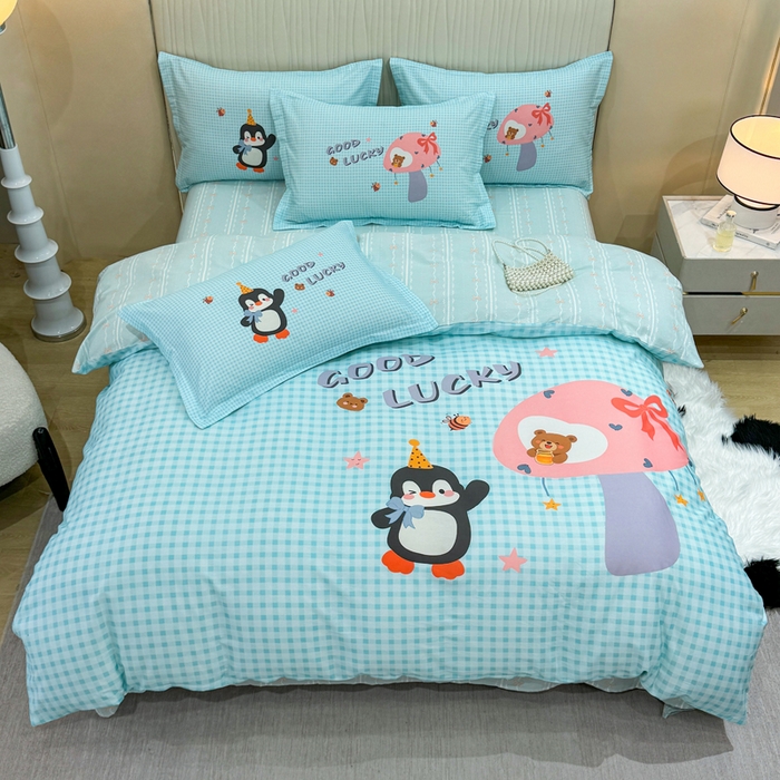 91家纺网 家纺一手货源 找家纺 红日子纺织品 2026新款13070全棉纯棉数码印花大版印花四件套 幸运蓝格-蓝