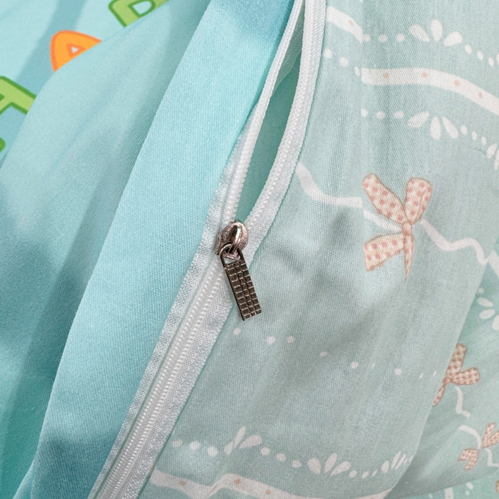 91家纺网 家纺一手货源 找家纺 红日子纺织品 2026新款13070全棉纯棉数码印花大版印花四件套 熊猫抱竹-蓝