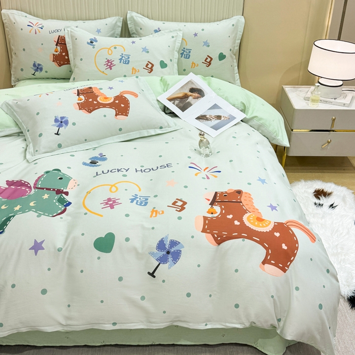 91家纺网 家纺一手货源 找家纺 红日子纺织品 2026新款13070全棉纯棉数码印花大版印花四件套 幸福加马-绿