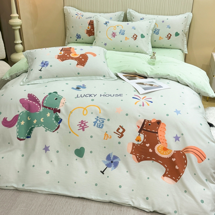 91家纺网 家纺一手货源 找家纺 红日子纺织品 2026新款13070全棉纯棉数码印花大版印花四件套 幸福加马-绿