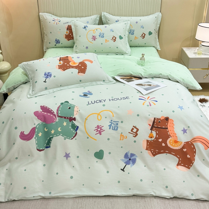 91家纺网 家纺一手货源 找家纺 红日子纺织品 2026新款13070全棉纯棉数码印花大版印花四件套 幸福加马-绿