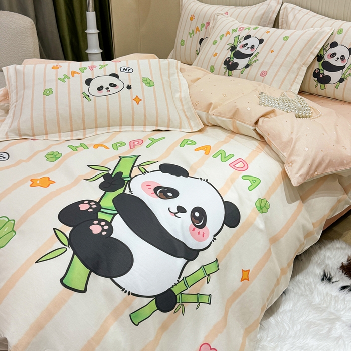 91家纺网 家纺一手货源 找家纺 红日子纺织品 2026新款13070全棉纯棉数码印花大版印花四件套 熊猫抱竹-卡