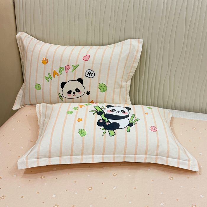 91家纺网 家纺一手货源 找家纺 红日子纺织品 2026新款13070全棉纯棉数码印花大版印花四件套 熊猫抱竹-卡