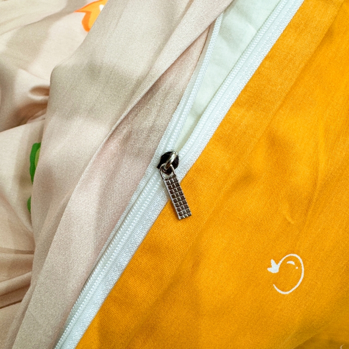 91家纺网 家纺一手货源 找家纺 红日子纺织品 2026新款13070全棉纯棉数码印花大版印花四件套 熊猫抱竹-桔