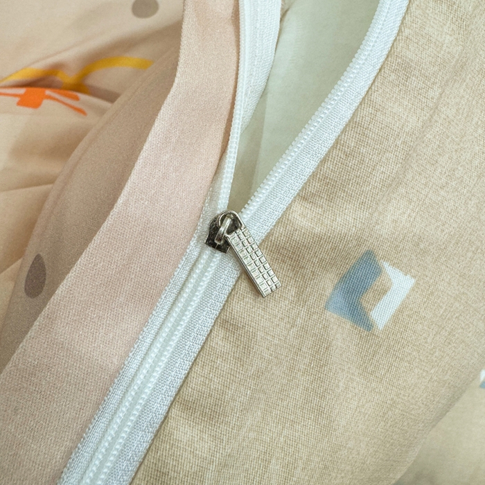 91家纺网 家纺一手货源 找家纺 红日子纺织品 2026新款13070全棉纯棉数码印花大版印花四件套 幸福加马-咖