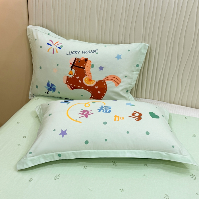 91家纺网 家纺一手货源 找家纺 红日子纺织品 2026新款13070全棉纯棉数码印花大版印花四件套 幸福加马-绿