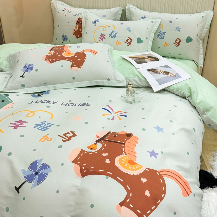 91家纺网 家纺一手货源 找家纺 红日子纺织品 2026新款13070全棉纯棉数码印花大版印花四件套 幸福加马-绿