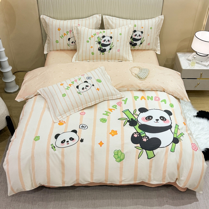 91家纺网 家纺一手货源 找家纺 红日子纺织品 2026新款13070全棉纯棉数码印花大版印花四件套 熊猫抱竹-卡