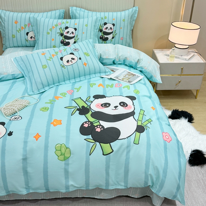 91家纺网 家纺一手货源 找家纺 红日子纺织品 2026新款13070全棉纯棉数码印花大版印花四件套 熊猫抱竹-蓝