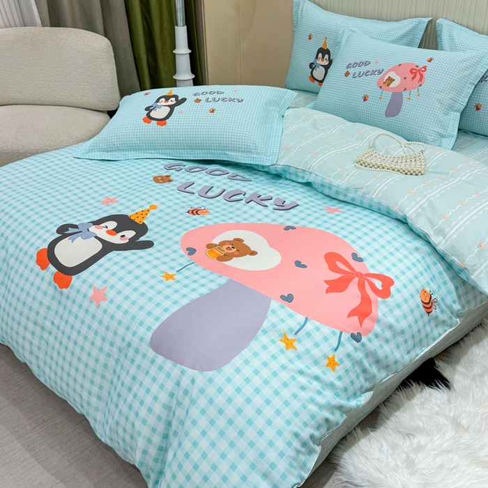 91家纺网 家纺一手货源 找家纺 红日子纺织品 2026新款13070全棉纯棉数码印花大版印花四件套 幸运蓝格-蓝