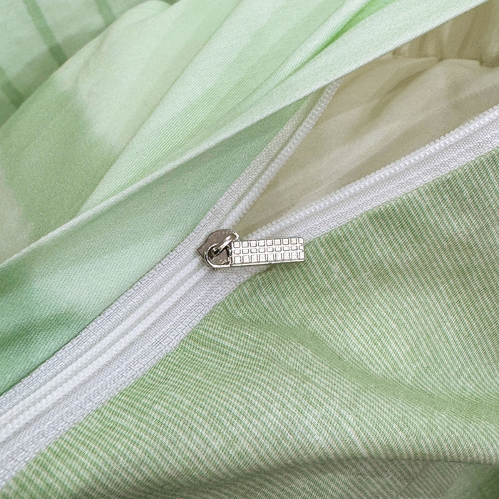 91家纺网 家纺一手货源 找家纺 红日子纺织品 2026新款13070全棉纯棉数码印花大版印花四件套 熊猫抱竹-绿