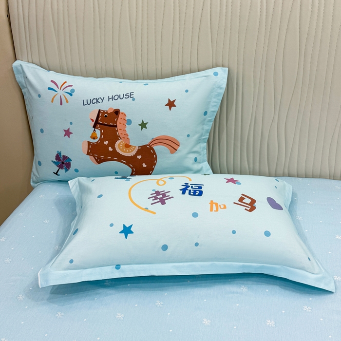 91家纺网 家纺一手货源 找家纺 红日子纺织品 2026新款13070全棉纯棉数码印花大版印花四件套 幸福加马-蓝