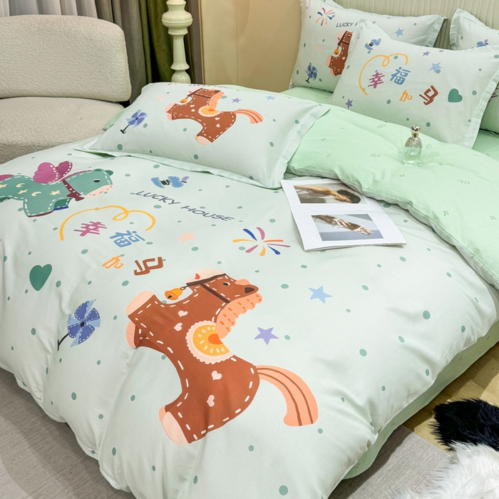 91家纺网 家纺一手货源 找家纺 红日子纺织品 2026新款13070全棉纯棉数码印花大版印花四件套 幸福加马-绿