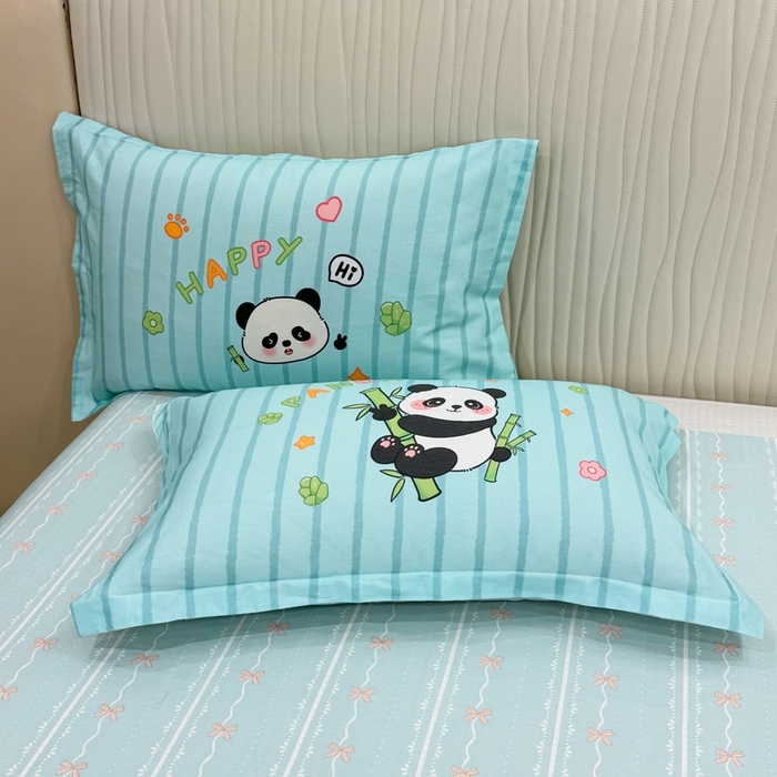 91家纺网 家纺一手货源 找家纺 红日子纺织品 2026新款13070全棉纯棉数码印花大版印花四件套 熊猫抱竹-蓝