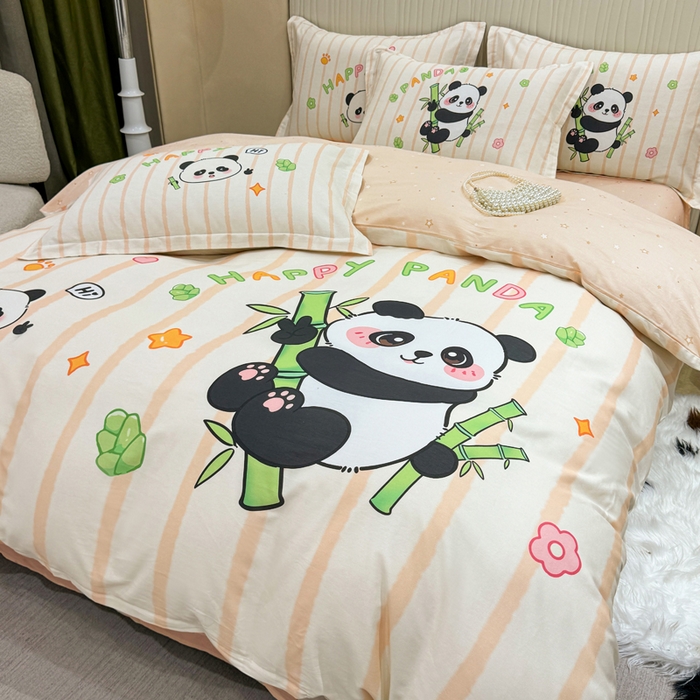 91家纺网 家纺一手货源 找家纺 红日子纺织品 2026新款13070全棉纯棉数码印花大版印花四件套 熊猫抱竹-卡