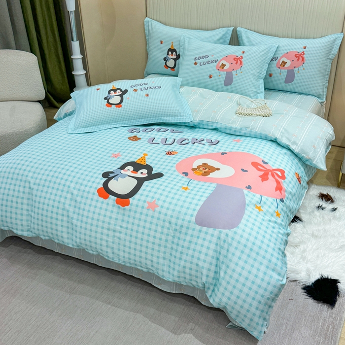 91家纺网 家纺一手货源 找家纺 红日子纺织品 2026新款13070全棉纯棉数码印花大版印花四件套 幸运蓝格-蓝