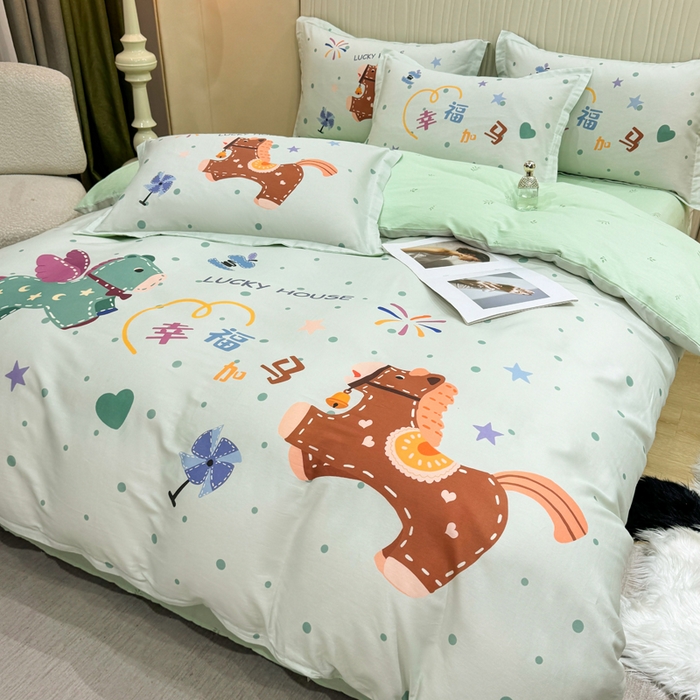 91家纺网 家纺一手货源 找家纺 红日子纺织品 2026新款13070全棉纯棉数码印花大版印花四件套 幸福加马-绿