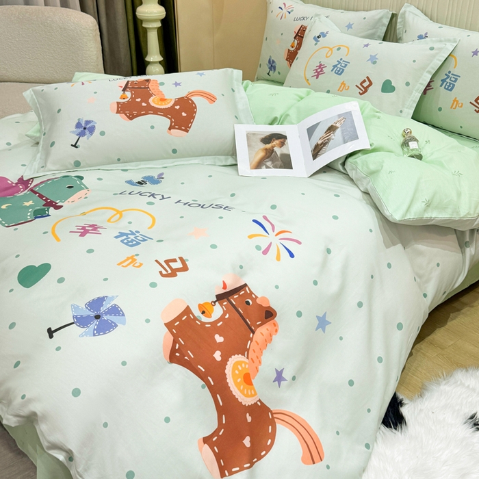 91家纺网 家纺一手货源 找家纺 红日子纺织品 2026新款13070全棉纯棉数码印花大版印花四件套 幸福加马-绿