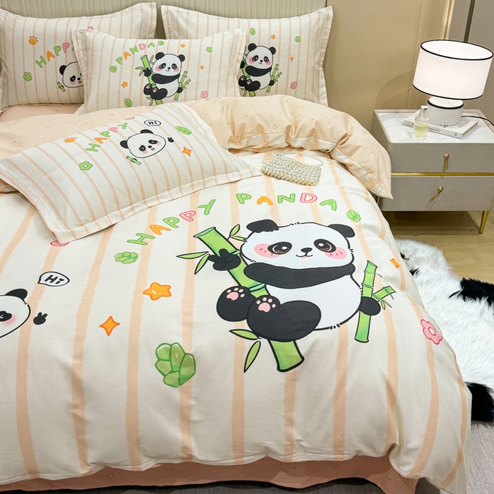 91家纺网 家纺一手货源 找家纺 红日子纺织品 2026新款13070全棉纯棉数码印花大版印花四件套 熊猫抱竹-卡