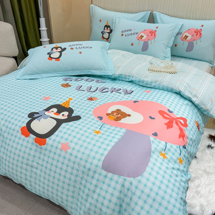 91家纺网 家纺一手货源 找家纺 红日子纺织品 2026新款13070全棉纯棉数码印花大版印花四件套 幸运蓝格-蓝