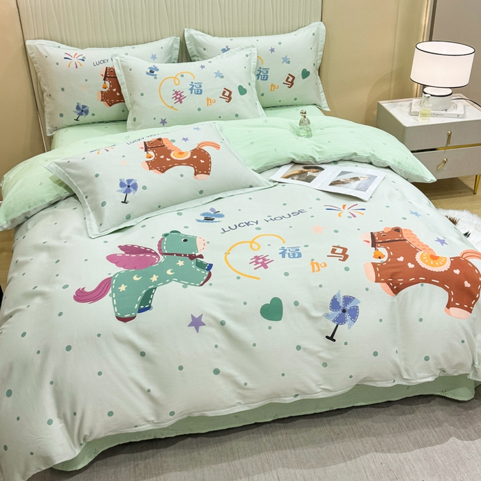 91家纺网 家纺一手货源 找家纺 红日子纺织品 2026新款13070全棉纯棉数码印花大版印花四件套 幸福加马-绿