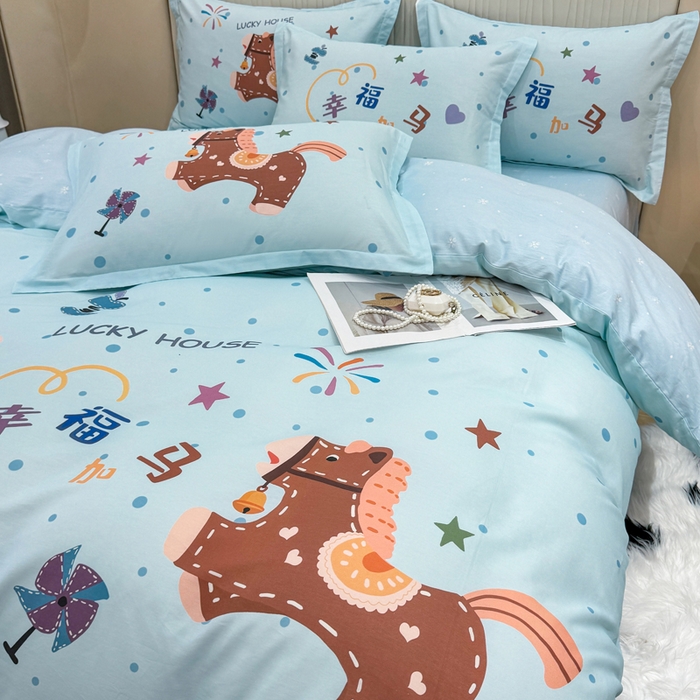 91家纺网 家纺一手货源 找家纺 红日子纺织品 2026新款13070全棉纯棉数码印花大版印花四件套 幸福加马-蓝