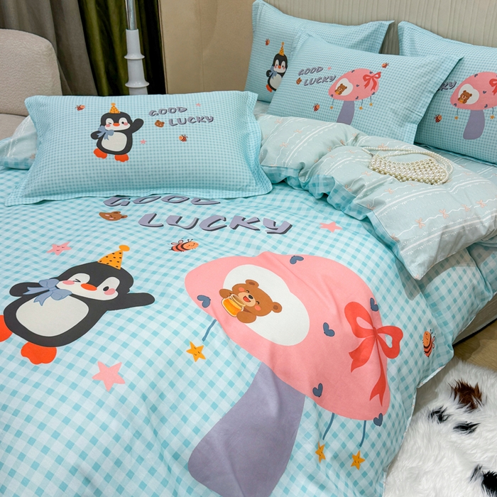 91家纺网 家纺一手货源 找家纺 红日子纺织品 2026新款13070全棉纯棉数码印花大版印花四件套 幸运蓝格-蓝