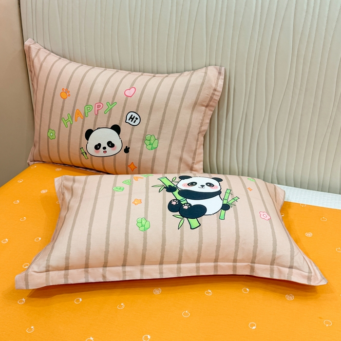 91家纺网 家纺一手货源 找家纺 红日子纺织品 2026新款13070全棉纯棉数码印花大版印花四件套 熊猫抱竹-桔