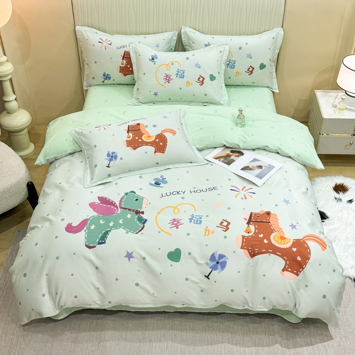 91家纺网 家纺一手货源 找家纺 红日子纺织品 2026新款13070全棉纯棉数码印花大版印花四件套 幸福加马-绿