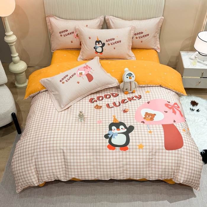 91家纺网 家纺一手货源 找家纺 红日子纺织品 2026新款13070全棉纯棉数码印花大版印花四件套 幸运蓝格-桔