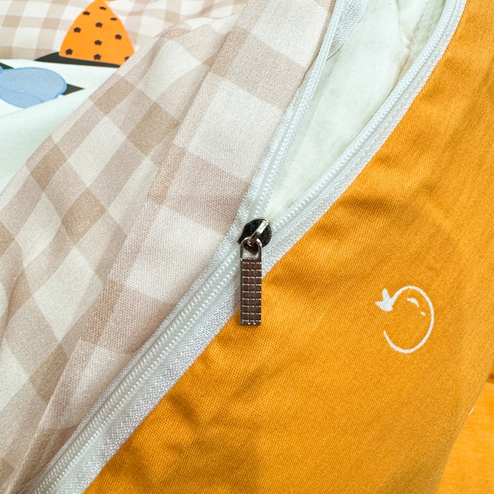 91家纺网 家纺一手货源 找家纺 红日子纺织品 2026新款13070全棉纯棉数码印花大版印花四件套 幸运蓝格-桔