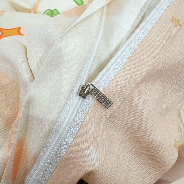 91家纺网 家纺一手货源 找家纺 红日子纺织品 2026新款13070全棉纯棉数码印花大版印花四件套 熊猫抱竹-卡